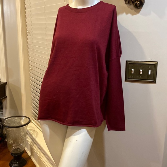 John + Jenn super cold shoulder sweater size M! Oversized burgundy. NWT - Picture 3 of 6